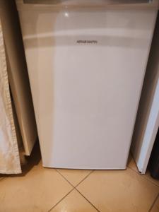 マラケシュにあるSTUDIO AU CŒUR DE GUELIZの白い冷蔵庫(キッチンの角に設置)