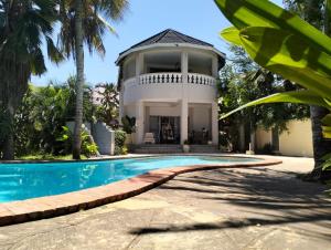 GaluDiani Hideaway Beach Villa, private pool, air conditioning and WiFi的一栋房子前面有游泳池的别墅
