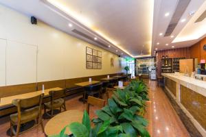 Un restaurante u otro lugar para comer en Seattle Hotel