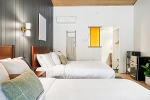 een hotelkamer met 2 bedden en een televisie bij Cave Springs Resort in Dunsmuir
