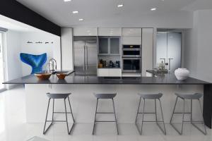 マイアミにあるLuxurious Home with BBQ, Hot Tub, Heated Pool & Wifi - L36のキッチン(大きな黒いカウンター、スツール付)
