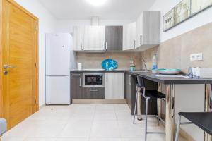 Kuchyň nebo kuchyňský kout v ubytování Flatguest Arinaga Playa 4 Caracola