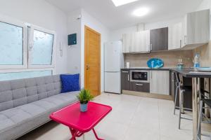 Kuchyň nebo kuchyňský kout v ubytování Flatguest Arinaga Playa 4 Caracola