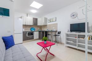 Kuchyň nebo kuchyňský kout v ubytování Flatguest Arinaga Playa 4 Caracola