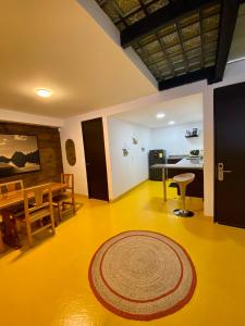 sala de estar con mesa y alfombra en el suelo en OPE Suites Usaquen, en Bogotá