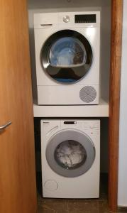 モンシケにあるCasinha Laranjaの乾燥機、洗濯機が備わります。