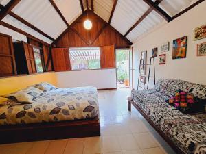 Un pat sau paturi într-o cameră la Macondo Hostel