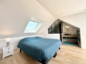 - une chambre avec un lit bleu et une fenêtre dans l'établissement LUXURY ! Contemporaine neuve – Vue océan imprenable 180°, à Ploemeur