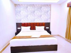Llit o llits en una habitació de Neelkanth Hotel