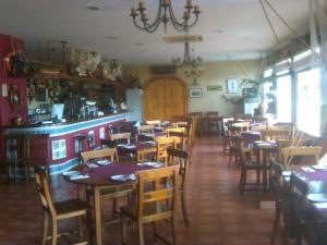 jadalnia ze stołami i krzesłami w restauracji w obiekcie Valencia Beach & Nature w mieście La Torre