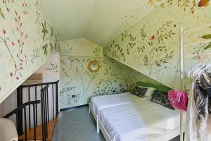 Flora Cottage Guesthouse Burano في بورانو: غرفة نوم صغيرة مع سرير مع مظلة