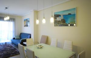 sala de estar con mesa y sofá azul en Apartment De Jardines, en Denia