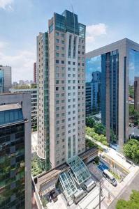 Suite executiva reformada dentro do hotel Radisson في ساو باولو: اطلالة جوية على مدينة ذات مباني طويلة
