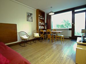 sala de estar con mesa de comedor y sillas en Studio Chamrousse, 1 pièce, 4 personnes - FR-1-549-66 en Chamrousse