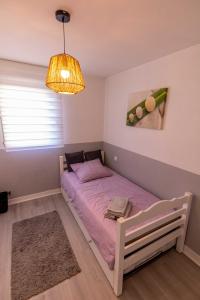 een kleine slaapkamer met een bed in een kamer bij LE PRIEURE in Dinard