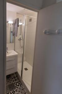 een badkamer met een douche, een toilet en een wastafel bij LE PRIEURE in Dinard