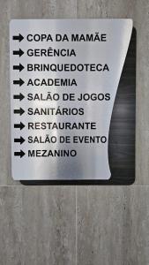 een bord aan de zijkant van een muur bij Apartamento Espetacular com acesso ao diRoma Acqua Park in Caldas Novas