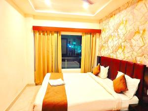 Llit o llits en una habitació de Neelkanth Hotel