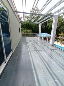uma vista para uma piscina a partir do telhado de uma casa em Lujoso vacacional en Pedro Brand em Pedro Brand