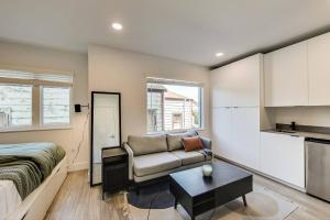 uma sala de estar com uma cama, um sofá e uma mesa em Brand New Stylish Studio Suite Near Downtown em Oakland