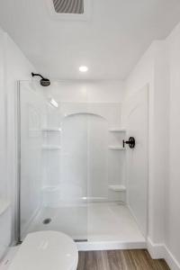 um chuveiro branco com um WC na casa de banho em Brand New Stylish Studio Suite Near Downtown em Oakland