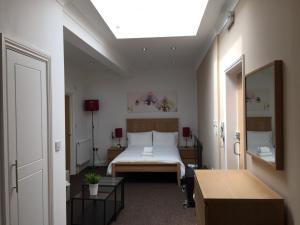 A bed or beds in a room at Ilford Central Luxury Apartments 