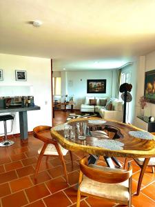 sala de estar con mesa y sofá en Ruitoque Maravillosa Vista 1,5 Km Parque Parapente, en Floridablanca