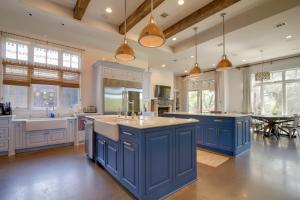 Dapur atau dapur kecil di Pool and Covered Patios Sprawling Austin Estate!