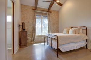 Katil atau katil-katil dalam bilik di Pool and Covered Patios Sprawling Austin Estate! +36 gambar