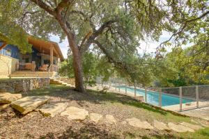 ein Haus mit einem Baum und einem Pool in der Unterkunft Sprawling Pet-Friendly Austin Estate with Pool! in Austin