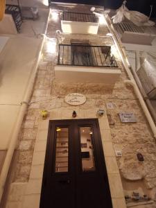 un pasillo con una puerta negra en un edificio en La Casa di Nunzia, en Bari