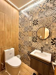 uma casa de banho com um WC e um lavatório em Hotel La Colonia em Santo Domingo