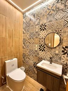 a bathroom with a toilet and a sink at Hotel La Colonia in Santo Domingo