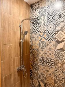 a bathroom with a shower with tiles on the wall at Hotel La Colonia in Santo Domingo