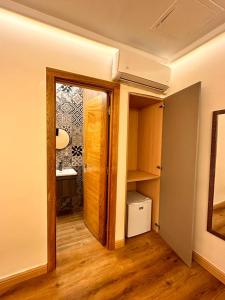 einen Flur mit Tür zum Bad in der Unterkunft Hotel La Colonia in Santo Domingo