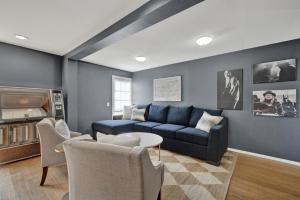 ein Wohnzimmer mit einem blauen Sofa und Stühlen in der Unterkunft Lucinda Luxury RV with Hot Tub in Fredericksburg