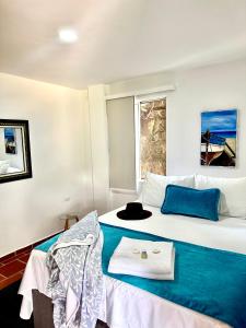 1 dormitorio con 1 cama grande con sábanas azules y blancas en Ruitoque Maravillosa Vista 1,5 Km Parque Parapente, en Floridablanca