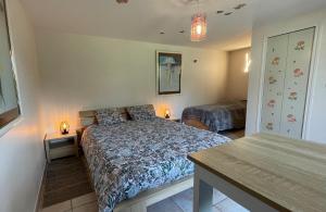 Poullaouen的住宿－Chambres Les Tilleuls，一间小卧室,配有一张床和一张桌子