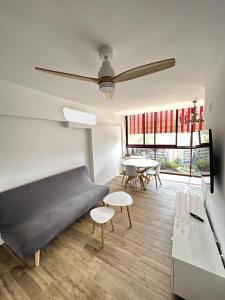 ein Wohnzimmer mit einem Sofa und einem Tisch in der Unterkunft Benidorm beach, playa de Benidorm in Benidorm