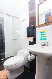 La salle de bains est pourvue de toilettes et d'un lavabo. dans l'établissement Hotel Verony Guatape, à Guatapé