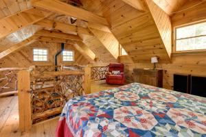 1 dormitorio con 1 cama en una cabaña de madera en Quiet Balsam Grove Cabin Porch, Hot Tub, Dogs OK, en Balsam Grove