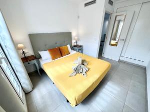 a bedroom with a bed with a towel on it at Chocolate Brownie Piscina, Terraza, Planta baja, parking y WIFI in Corralejo