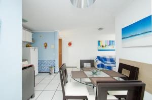 cocina y comedor con mesa y sillas en Iracema Apartament, en Fortaleza