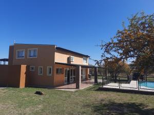 科塔德拉斯Dulce Refugio的一栋前面有游泳池的房子