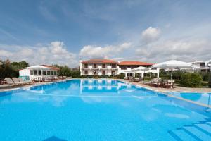 Bazén v ubytování Alkinoos Beach Hotel nebo v jeho okolí