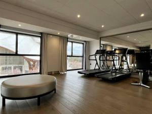 Fitnesscentret og/eller fitnessfaciliteterne på FIRST Modern Studio/ balcony/ free car park/ 2P