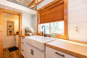 uma cozinha com um lavatório e uma janela em Aloha Tiny Home em Apple Valley