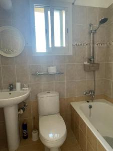 חדר רחצה ב-Quiet cozy cool apartment with full new AC and fast Wi-Fi