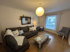 uma sala de estar com um sofá e uma mesa em Seagulls Retreat em Falmouth