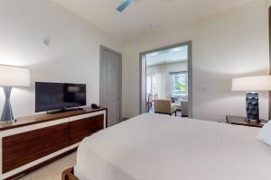 Un dormitorio con una cama y un televisor de pantalla plana. en The Pointe 3-315, en Rosemary Beach 22 fotos más
